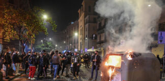 scontri a Napoli in via Santa Lucia (foto Kontrolab)